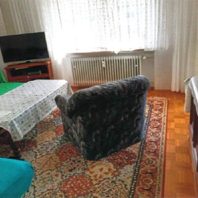 FEWO Ulbrich Wohnbereich. Sofa, Bett und einen Sessel. Fernseher und Couchtisch