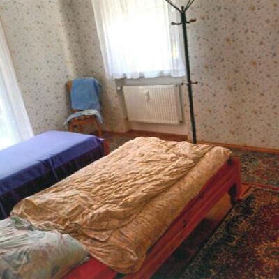 FEWO Ulbrich Schlafzimmer. Zwei Einzelbetten und zwei Stühlen