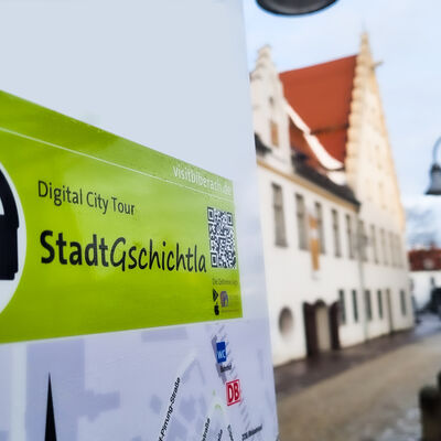 Eine touristische Hinweistafel in der historischen Altstadt von Biberach ist mit einer Beschriftung und QR-Code zum digitalen Stadtrundgang versehen.