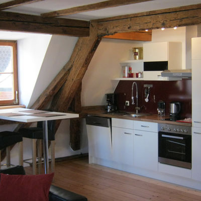 Moderne Küche mit freigelegten Holzbalken.