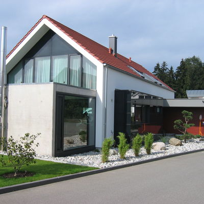 Modernes Haus mit Glasfront.