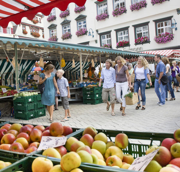 Marktstände und frische Lebensmittel werden auf dem Biberacher Wochenmarkt gezeigt.
