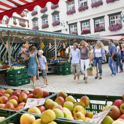 Marktstände und frische Lebensmittel werden auf dem Biberacher Wochenmarkt gezeigt.