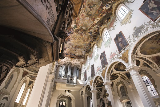 Blick auf die prachtvoll gestaltete Decke der Stadtpfarrkirche St. Martin.