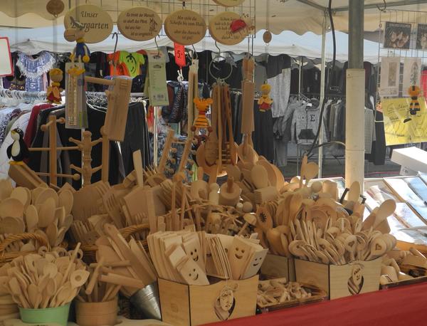 Marktstand mit Küchenutensilien aus Holz
