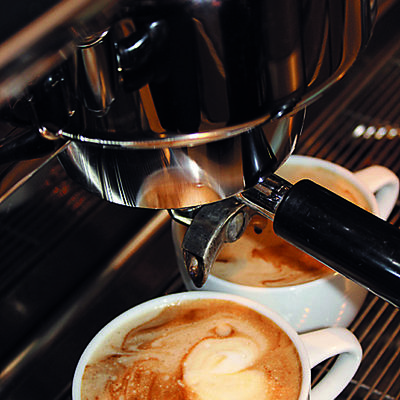 Nahaufnahme von zwei frisch gemachten Kaffees mit Schaumkrone