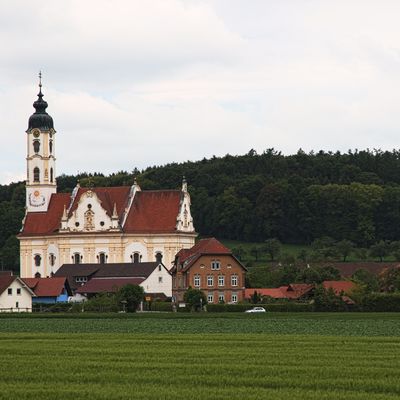 Eine imposante barocke Kirche in einem kleinen Dorf.