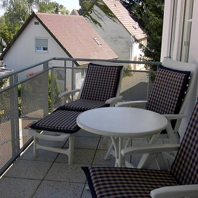 Gästehaus zum See Balkon. Ein Liegestuhl. Ein kleiner runder Balkontisch und zwei Stühle.