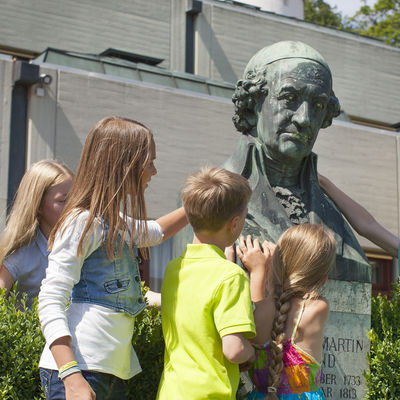 City tour for children at the bust of Christoph Martin Wieland - city seduction for smarties.