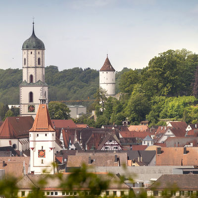 Blick auf die Dächer Biberachs, besonders stechen der Kirchturm, das Ulmer Tor und der Weiße Turm hervor.