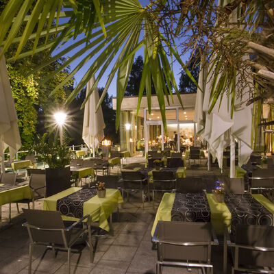 Parkrestaurant im Parkhotel Jordanbad - Außenbereich am Abend