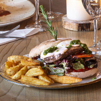 Steakrestaurant Feierstein beim Parkhotel Jordanbad - Burger mit Beilagen